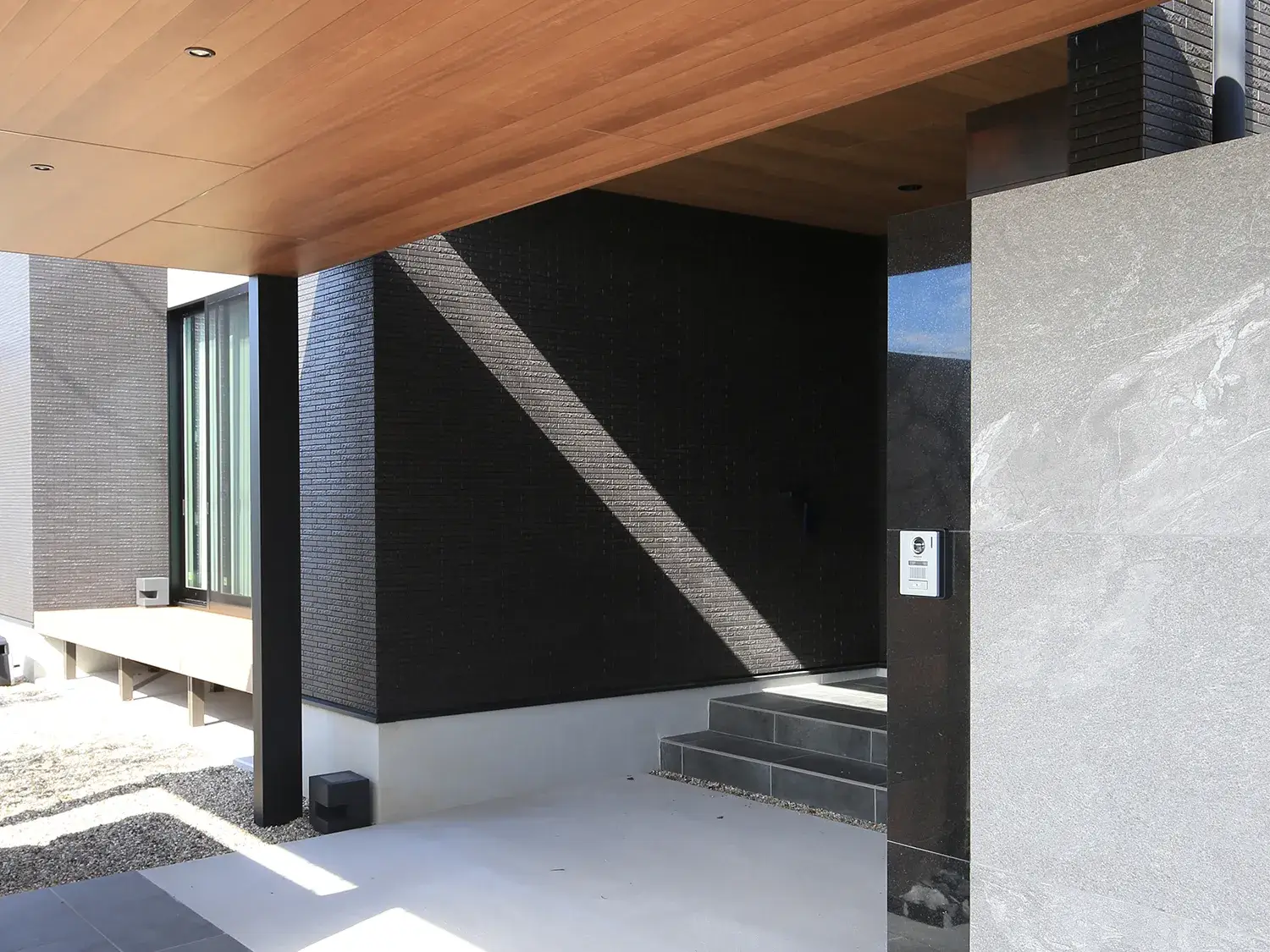 堂々と構える、重厚感あふれる門屋根