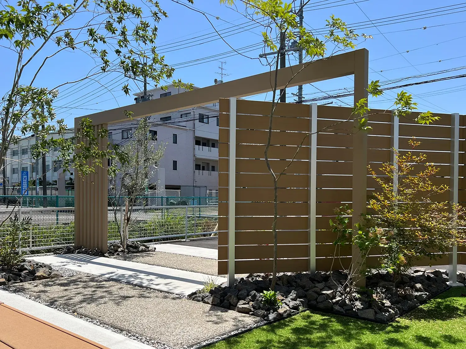 フェンスと調和する、ナチュラルな家の顔