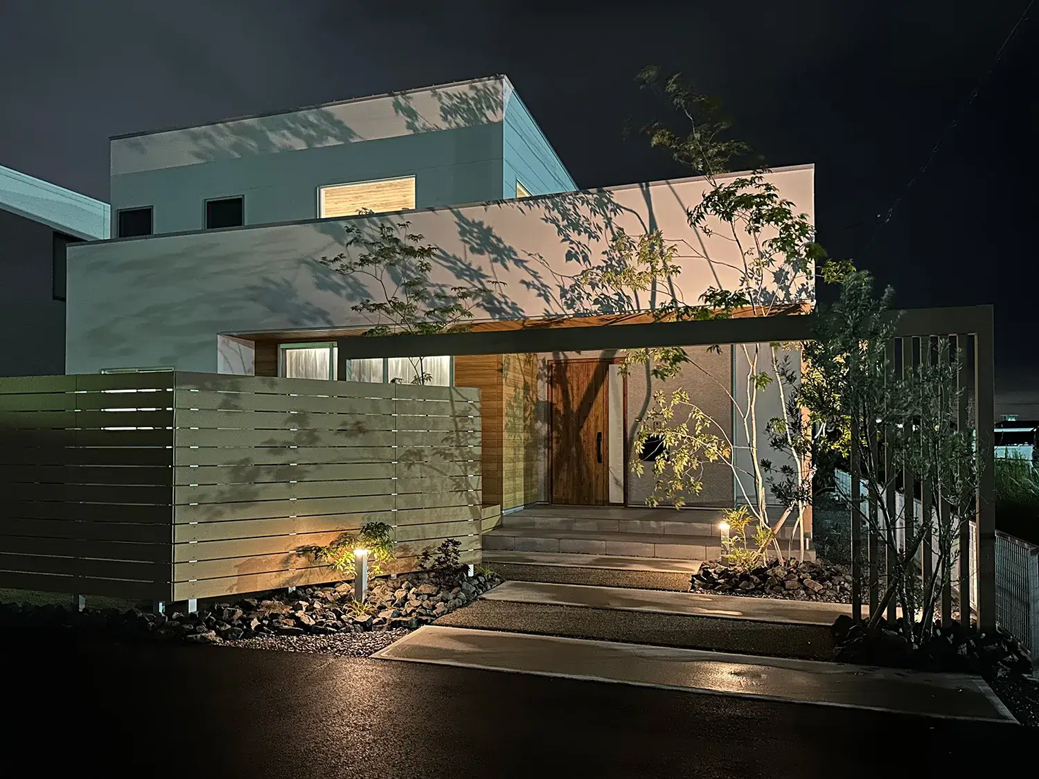 フェンスと調和する、ナチュラルな家の顔