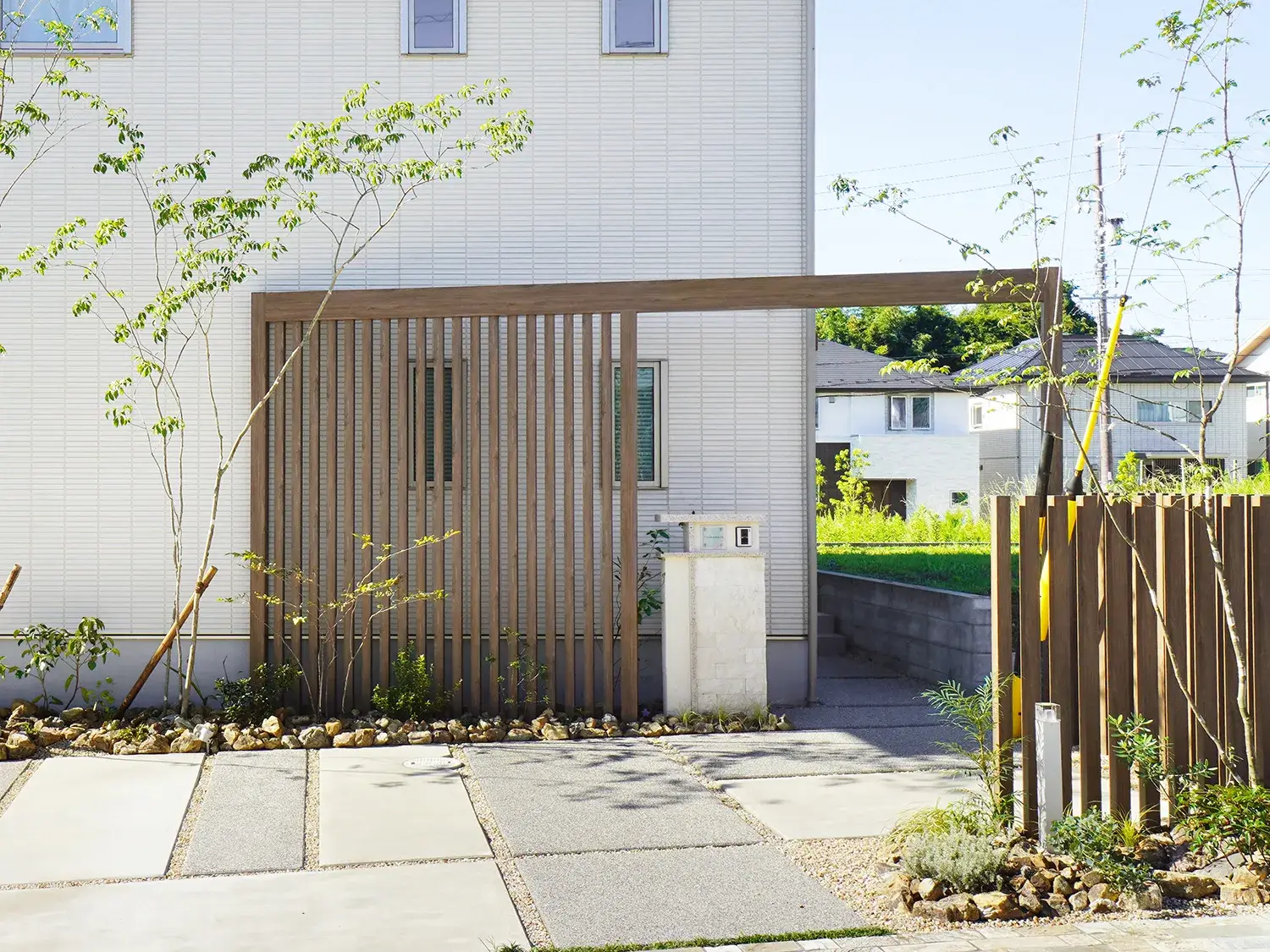 植栽と引き立つ、爽やかな印象のファサード空間