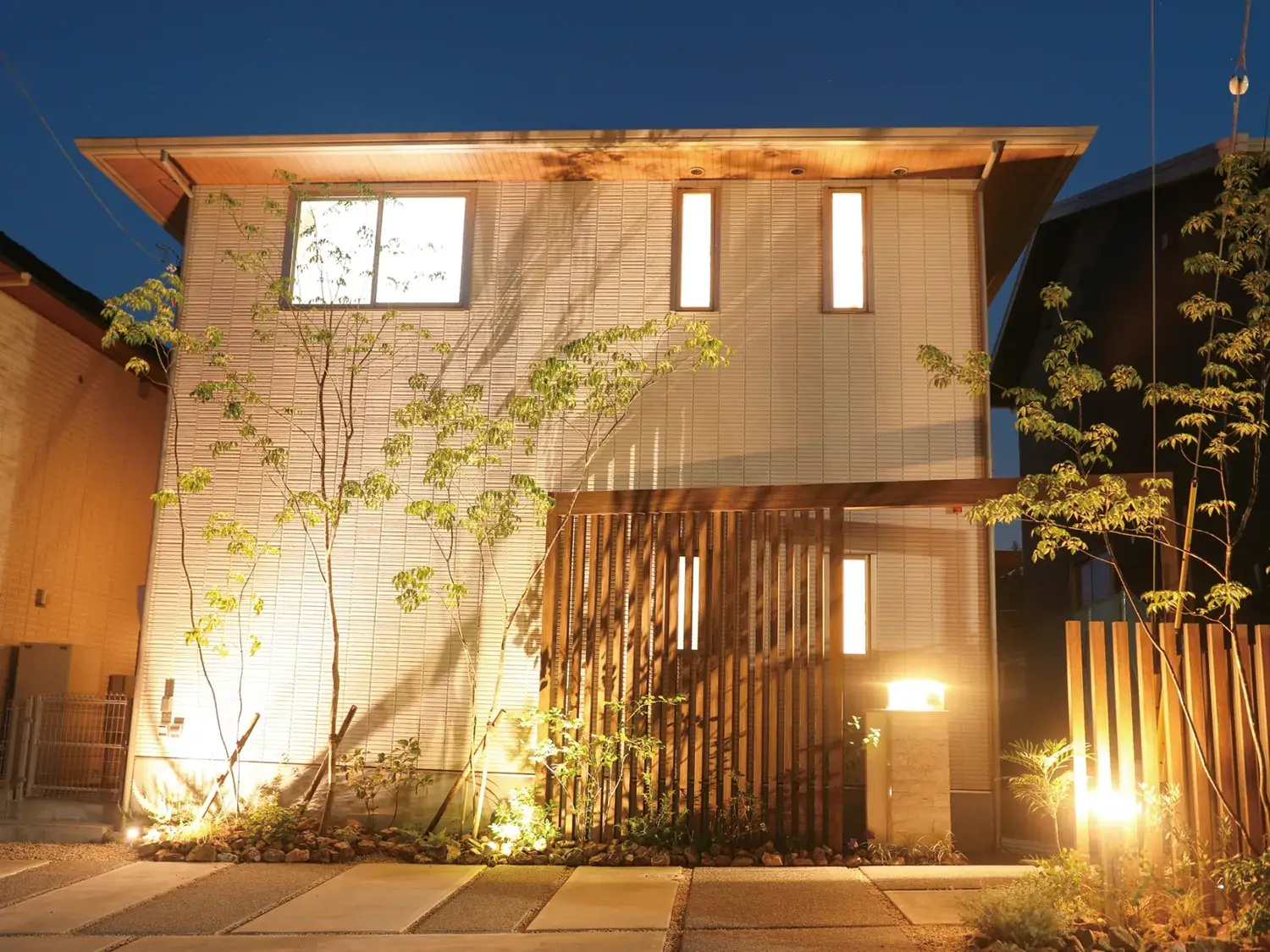 植栽と引き立つ、爽やかな印象のファサード空間