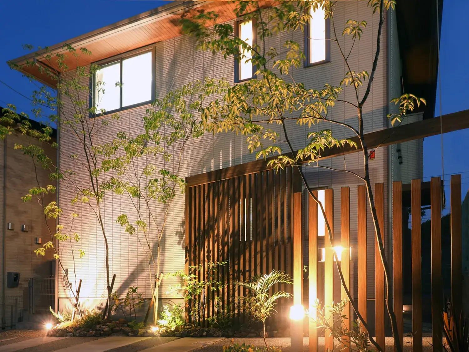 植栽と引き立つ、爽やかな印象のファサード空間