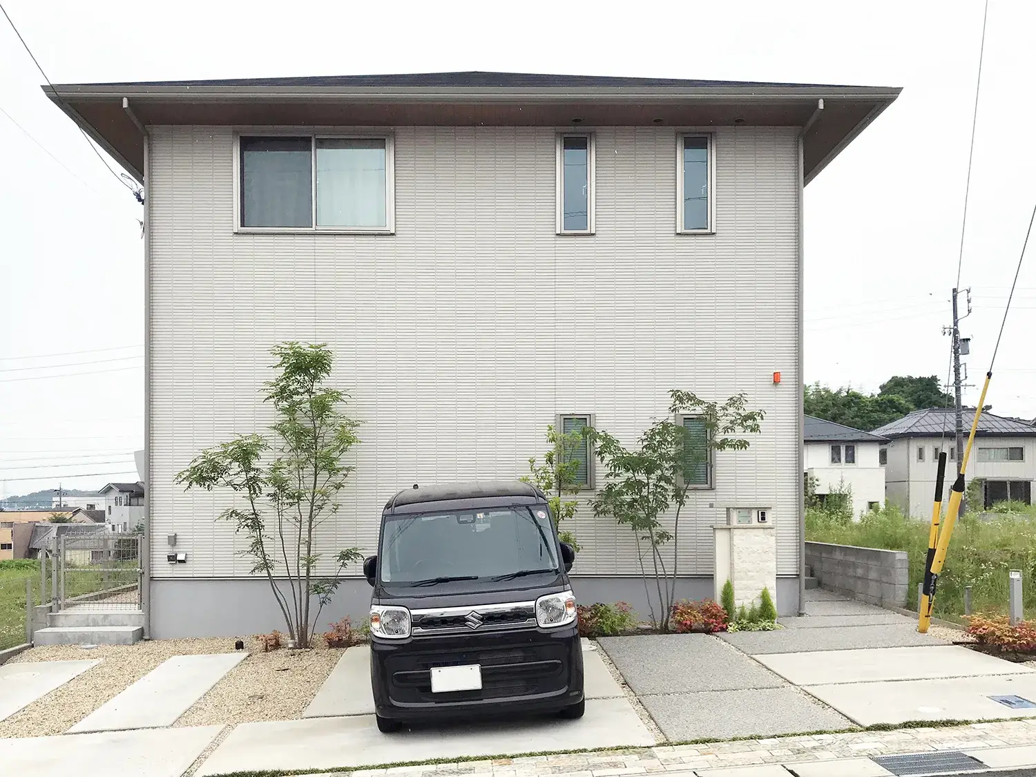 植栽と引き立つ、爽やかな印象のファサード空間