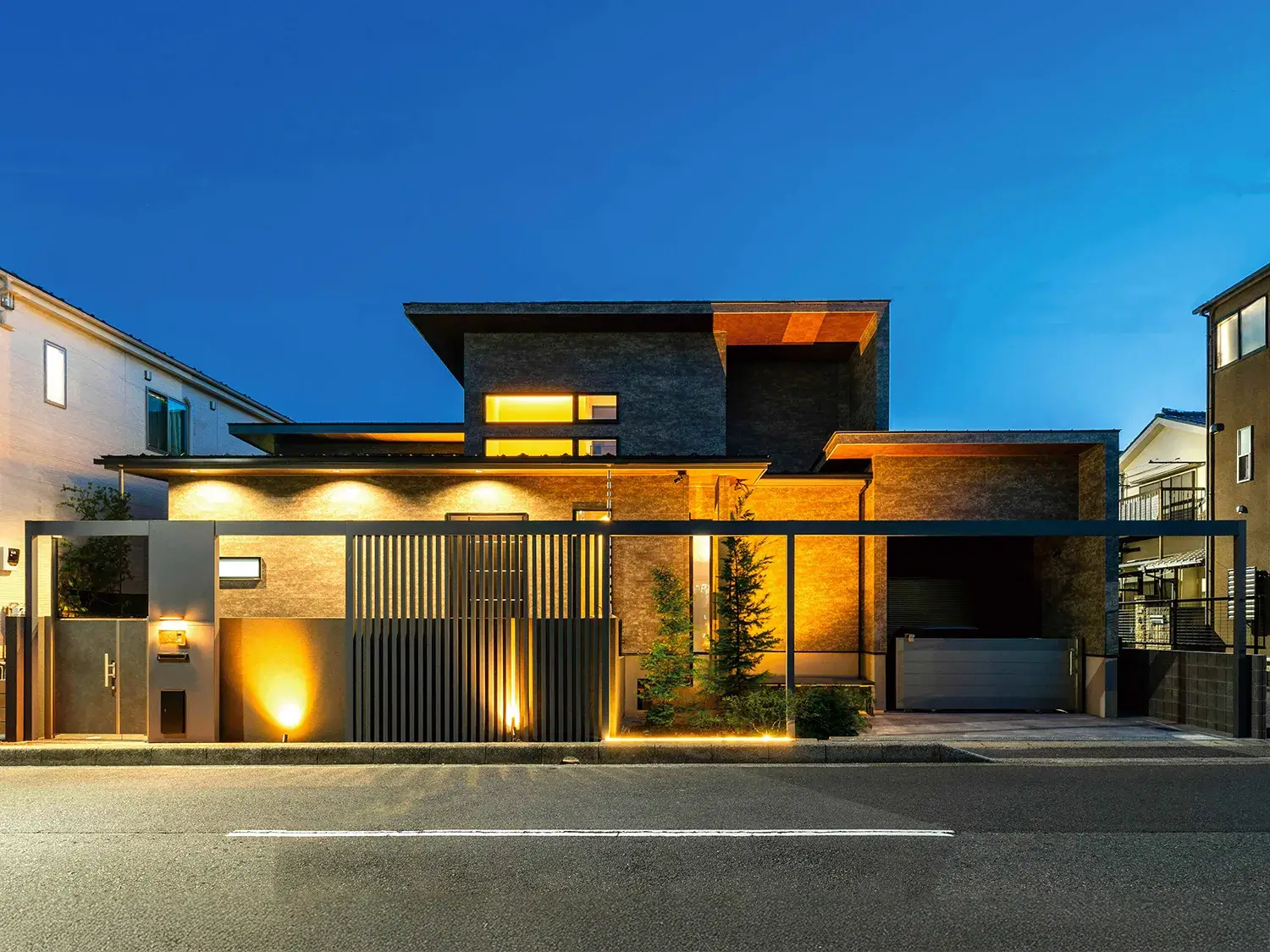 夜も映える、水平ラインが美しいファサード
