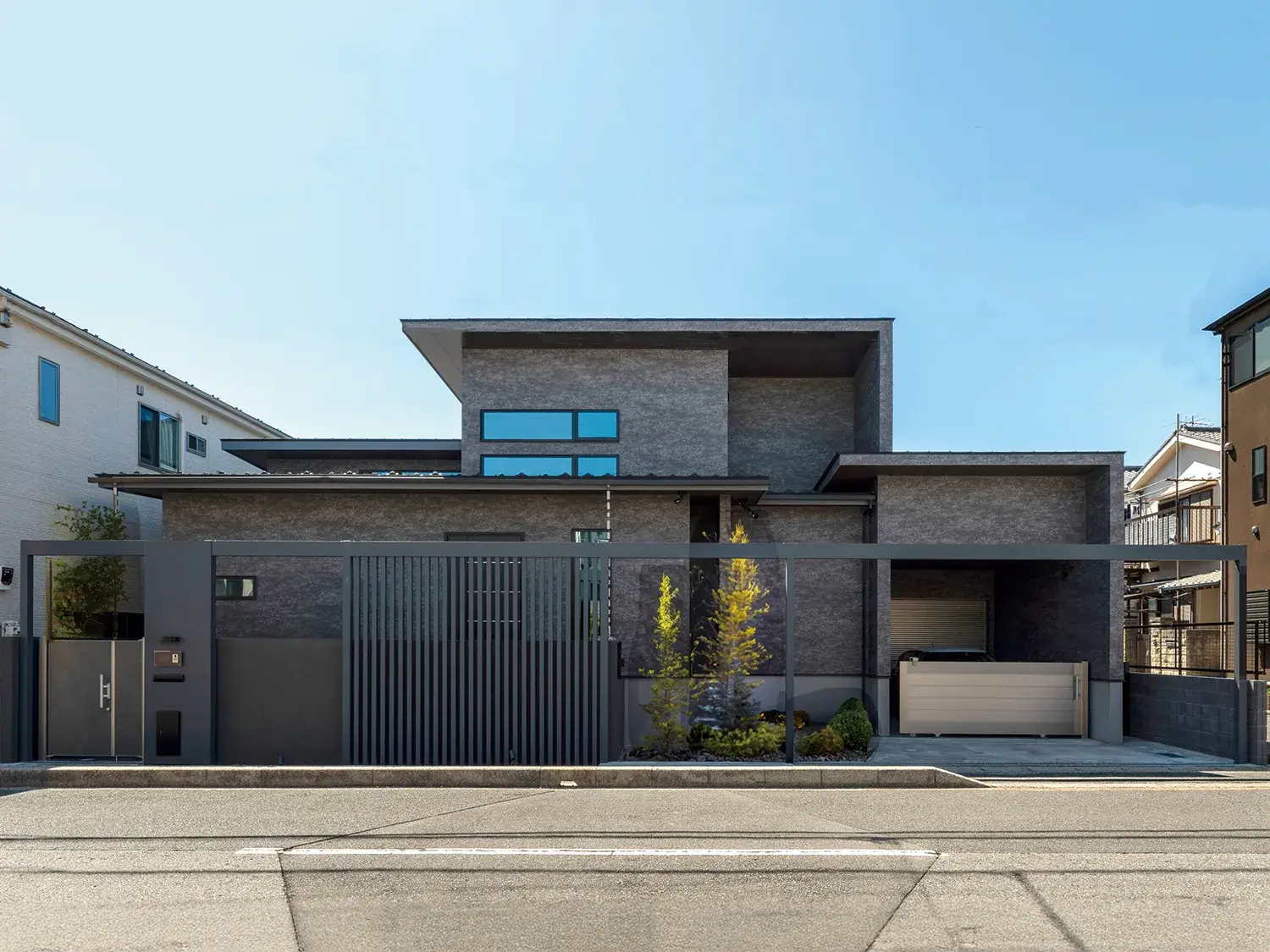 夜も映える、水平ラインが美しいファサード