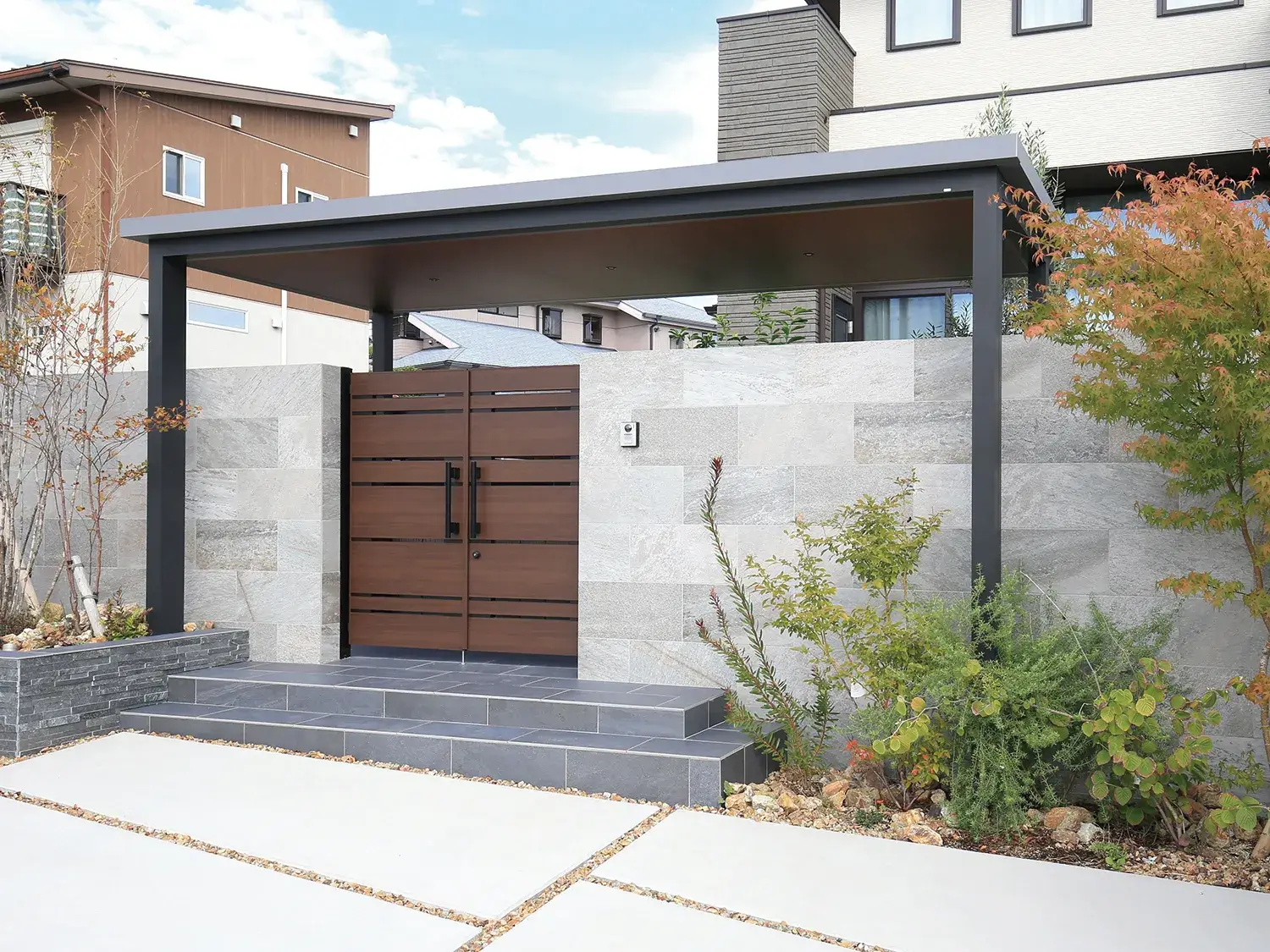 重厚で落ち着いた、統一感のある高級門構え