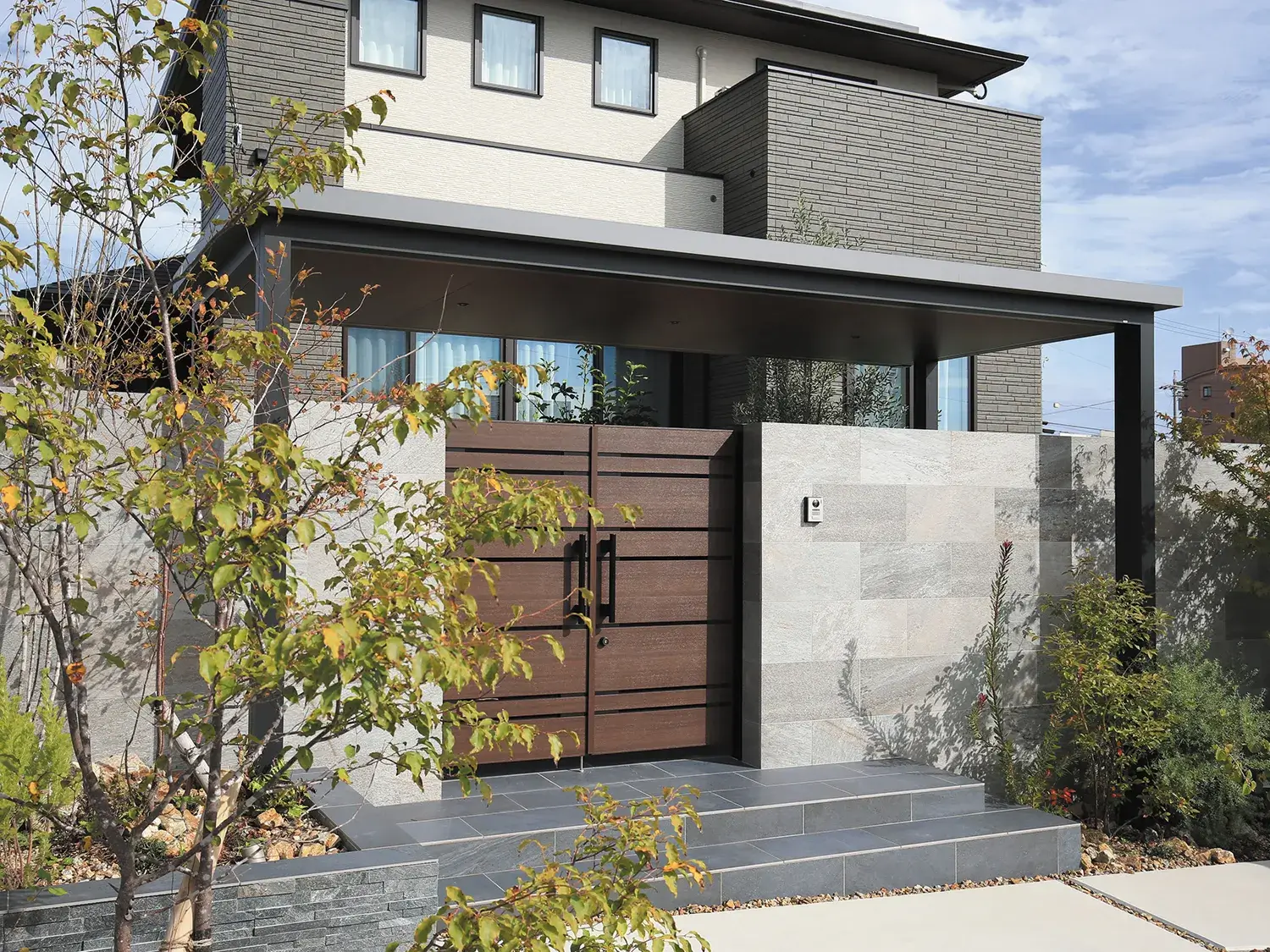 重厚で落ち着いた、統一感のある高級門構え