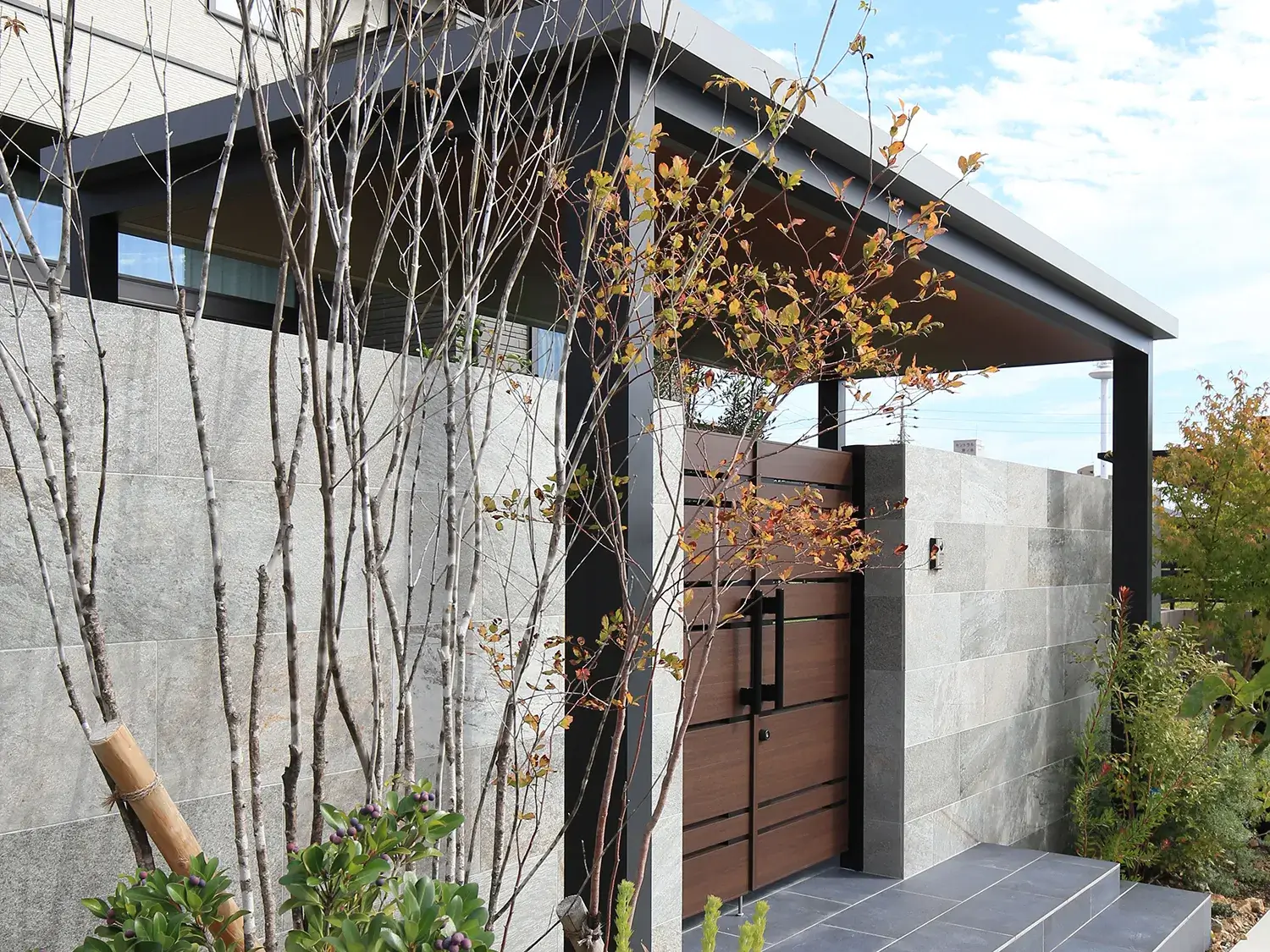 重厚で落ち着いた、統一感のある高級門構え