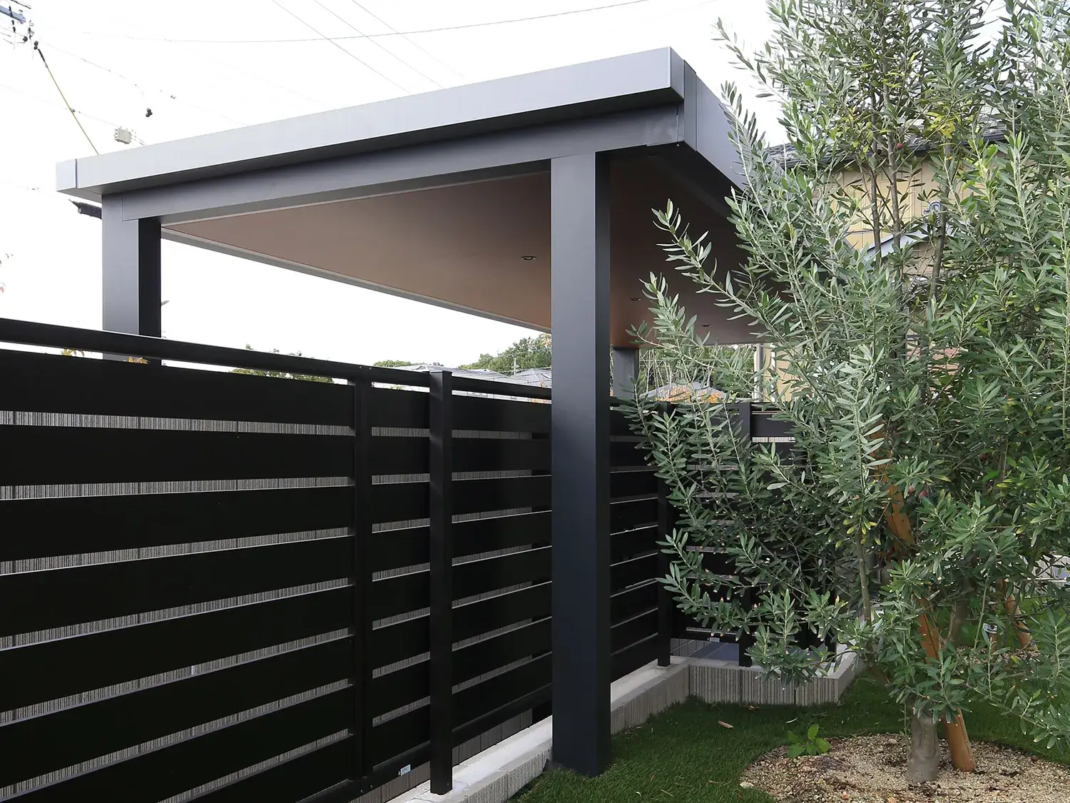 重厚で落ち着いた、統一感のある高級門構え