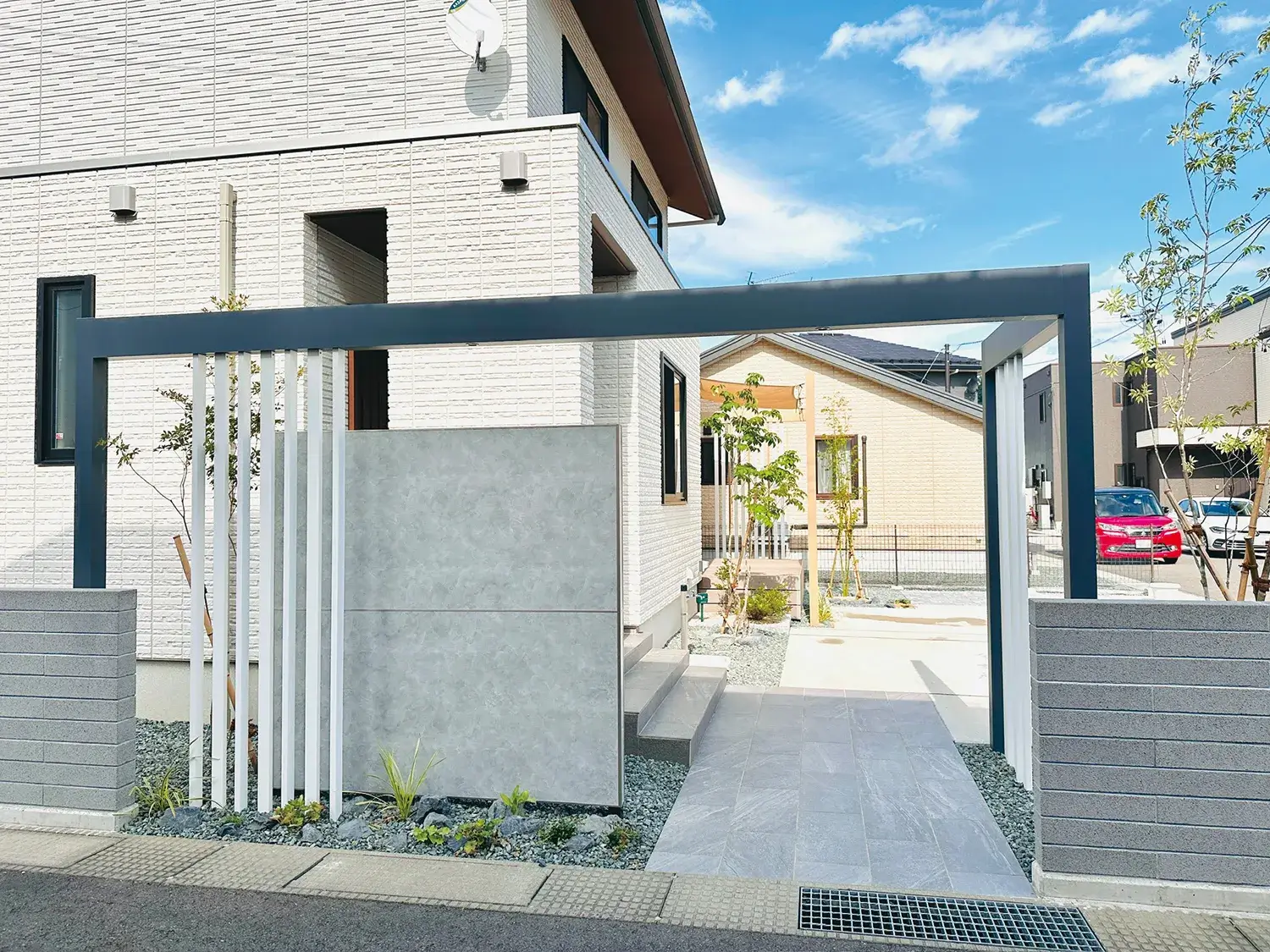 優しい色合いでつくる、明るく心地よいファサード空間