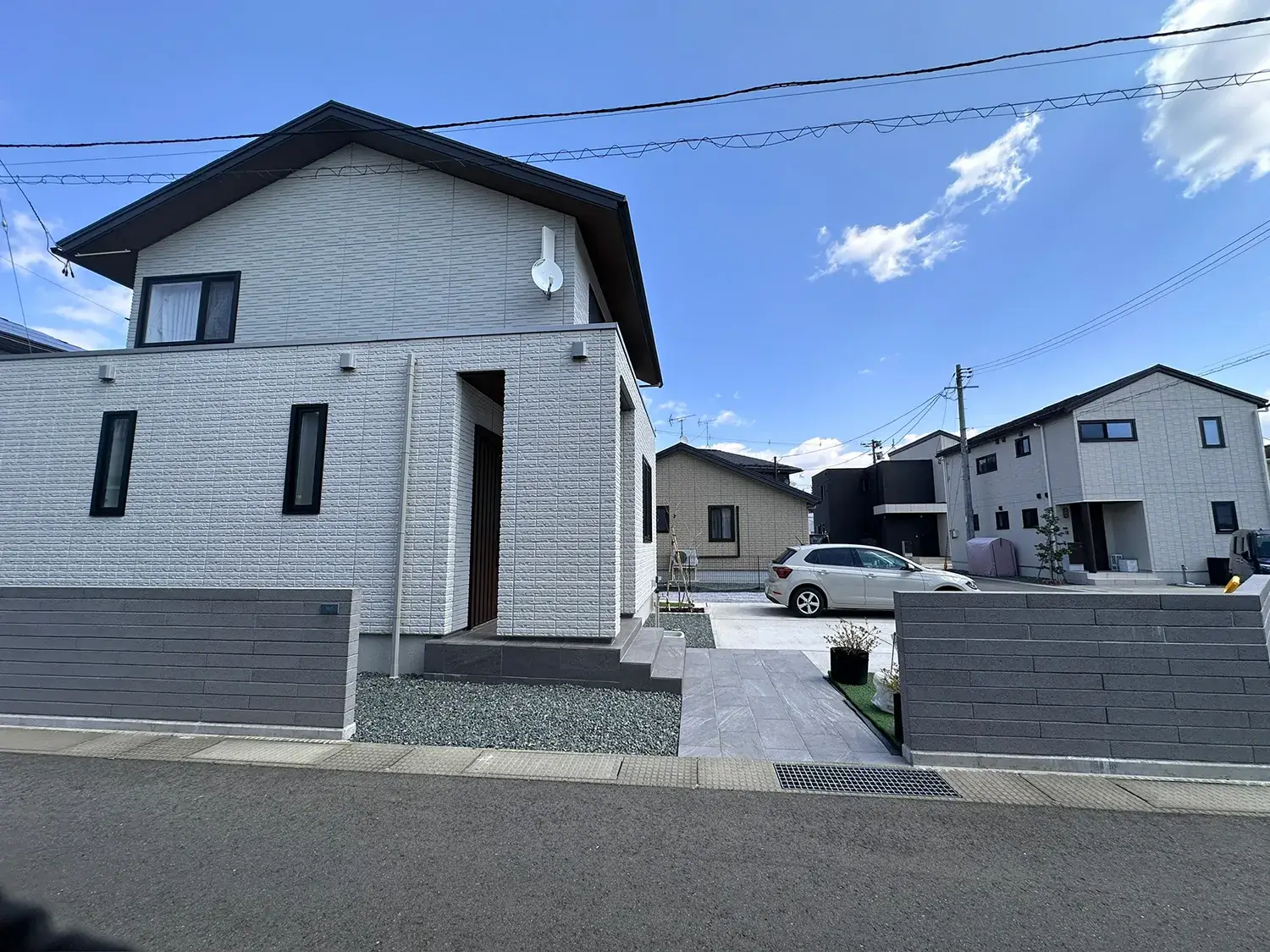 優しい色合いでつくる、明るく心地よいファサード空間