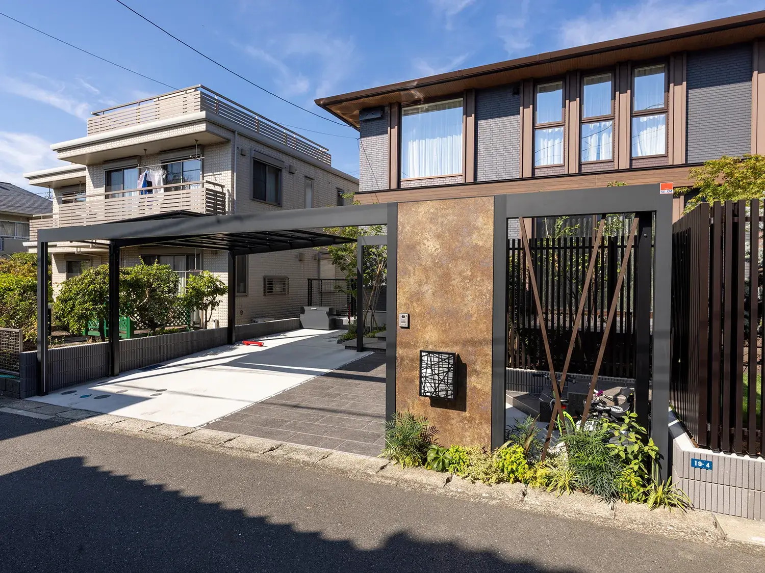 洗練と温もりが調和するファサードデザイン