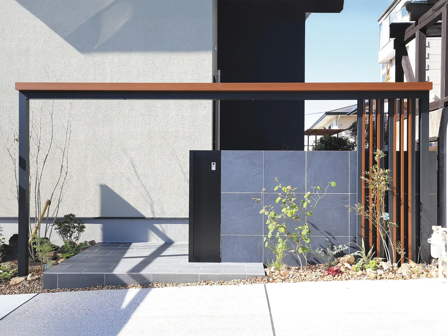 植栽と調和する、2色使いのオリジナルファサード
