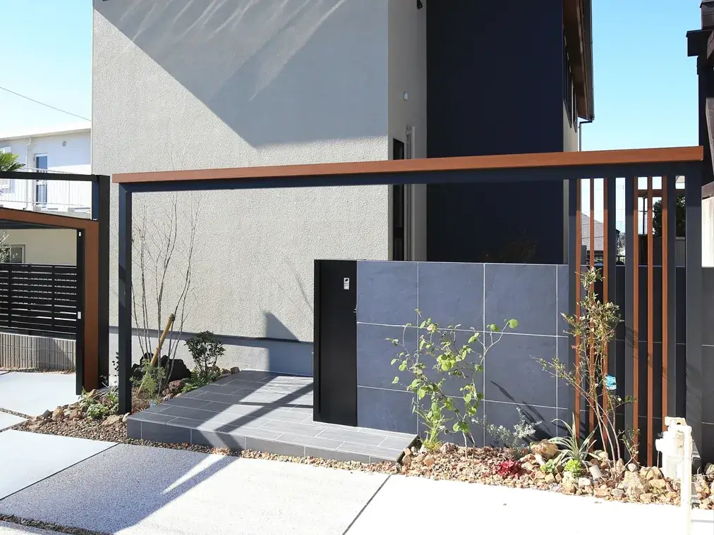 植栽と調和する、2色使いのオリジナルファサード