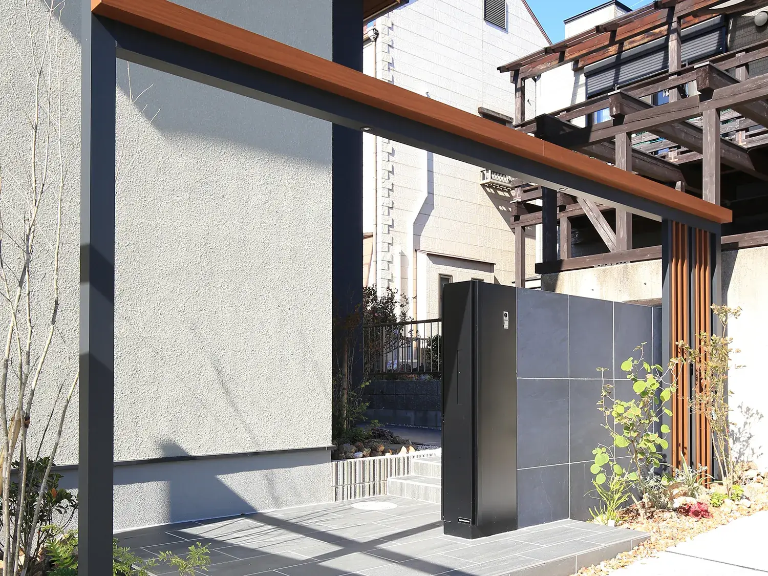 植栽と調和する、2色使いのオリジナルファサード