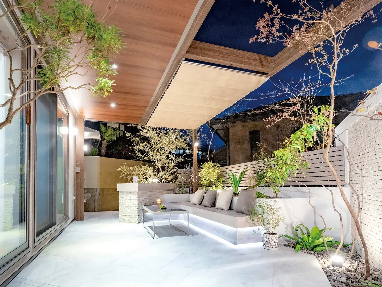 吹き出し窓に隣接した、リビングの延長空間