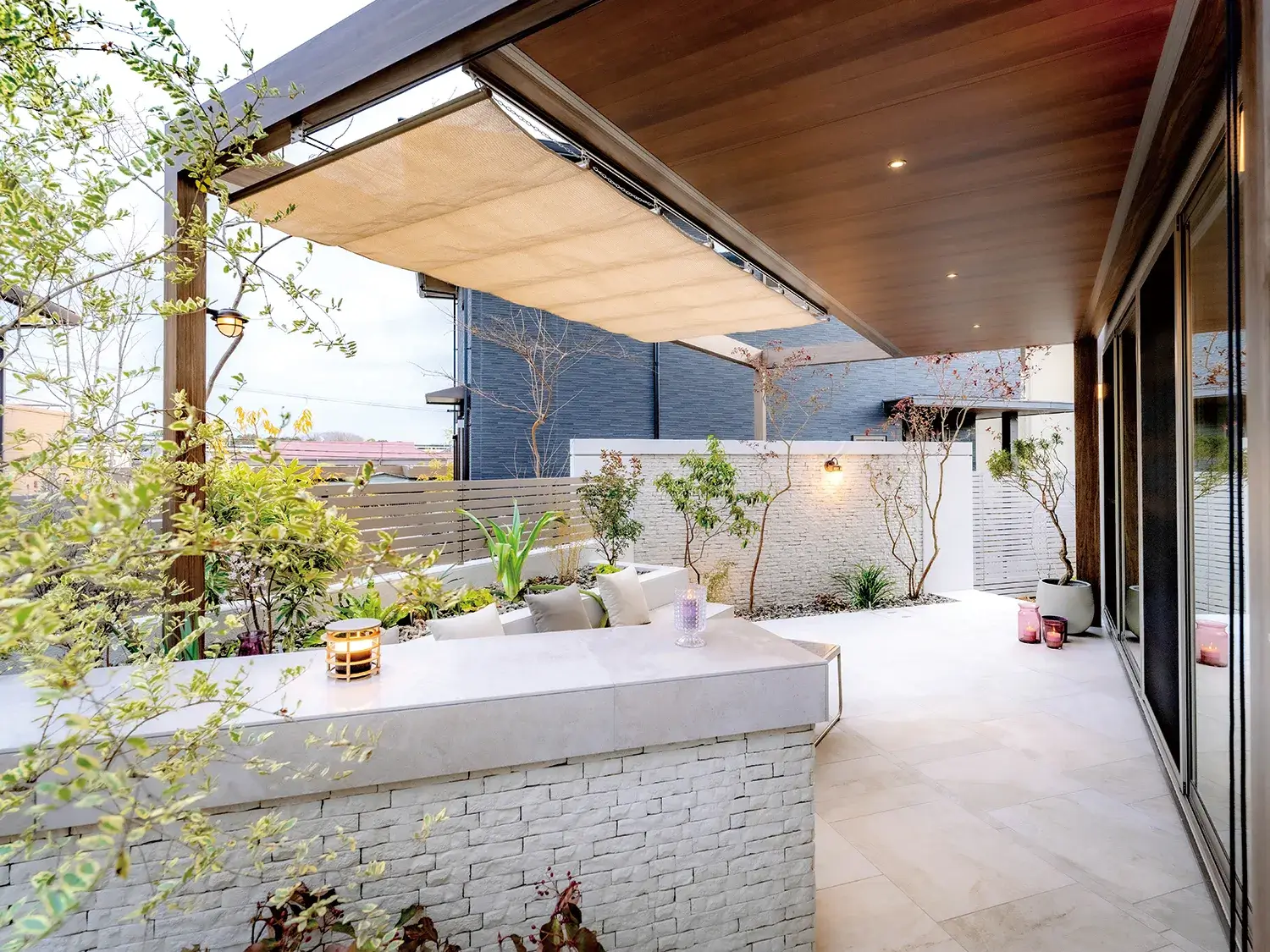 吹き出し窓に隣接した、リビングの延長空間