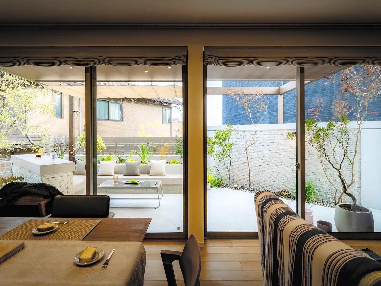 吹き出し窓に隣接した、リビングの延長空間