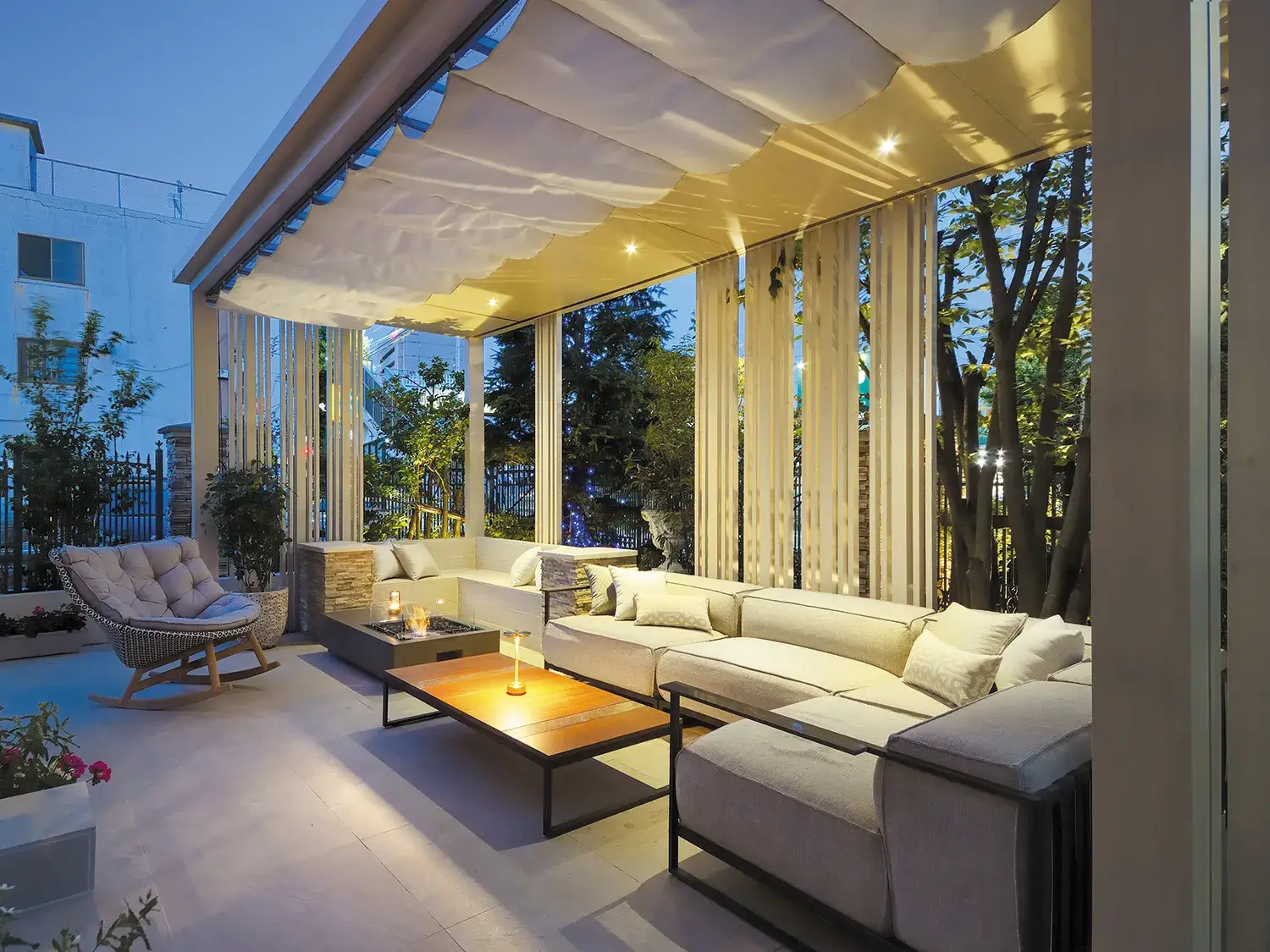 白が映える、やすらぎのアウトドアリビング