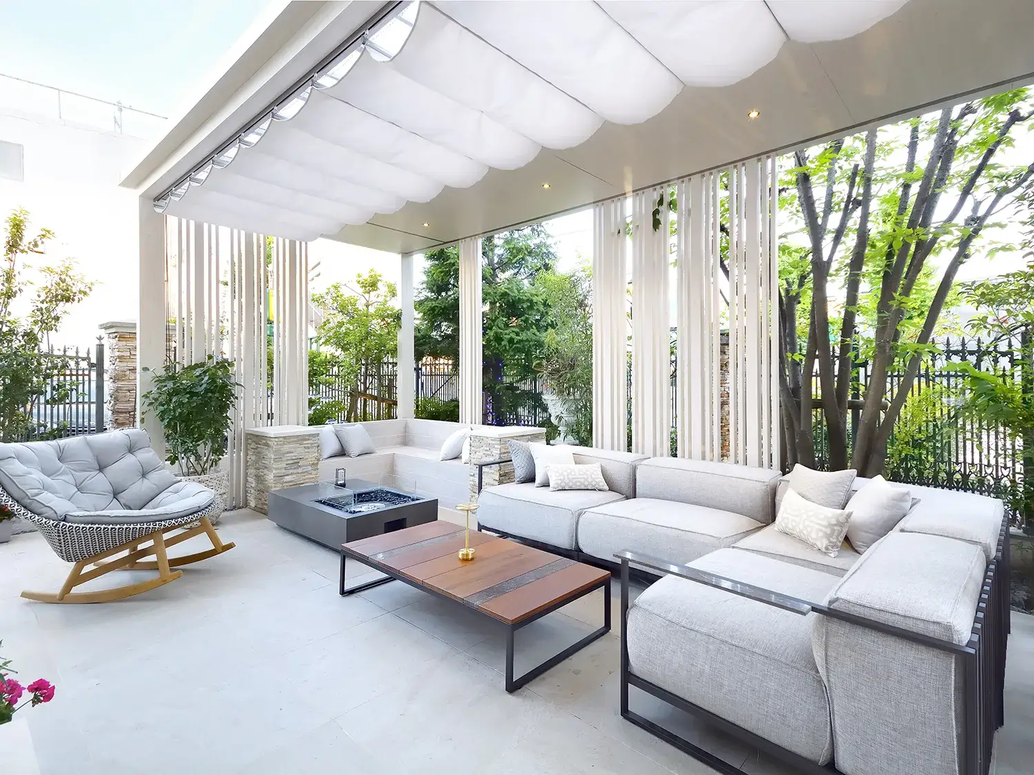 白が映える、やすらぎのアウトドアリビング