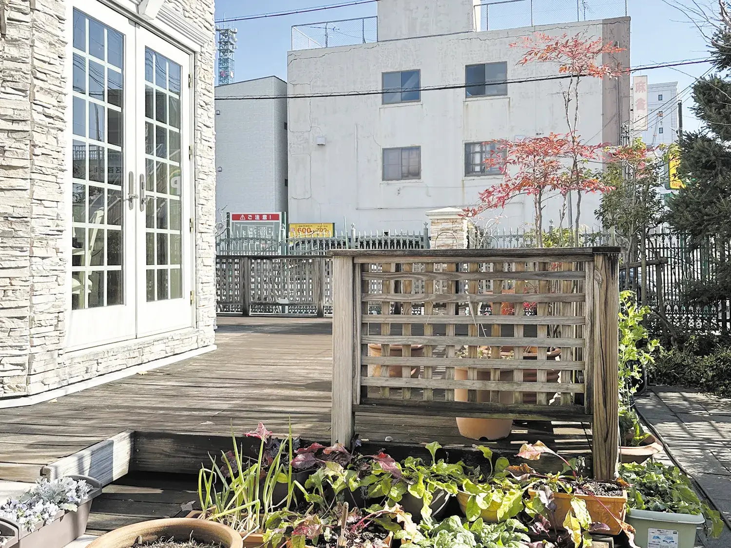 白が映える、やすらぎのアウトドアリビング