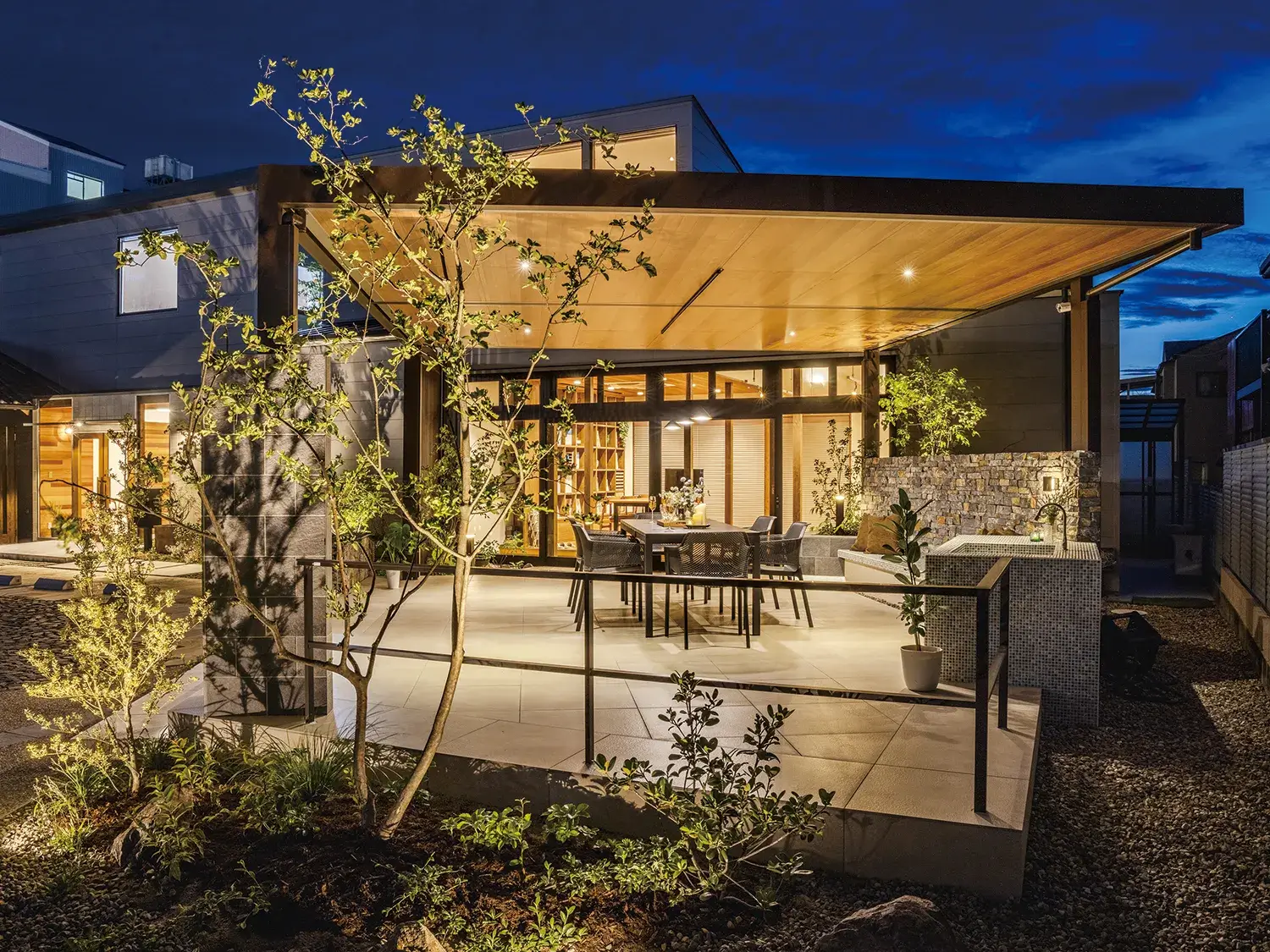 上品な灯りに包まれる、極上のラグジュアリー空間